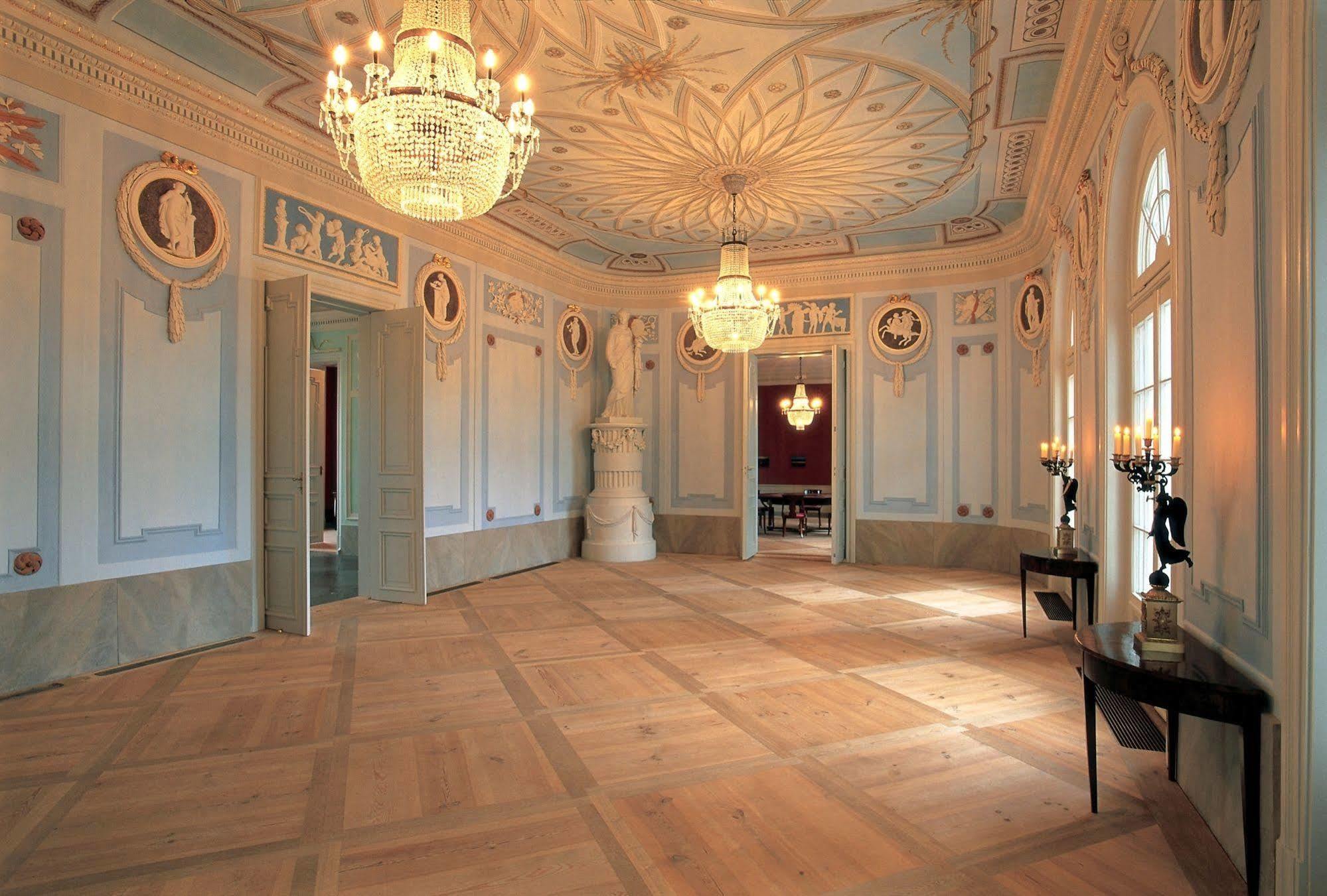 Hotel Schloss 노이하르덴베르크 내부 사진